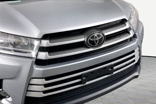 Used 2017 Silver Toyota XLE image 31