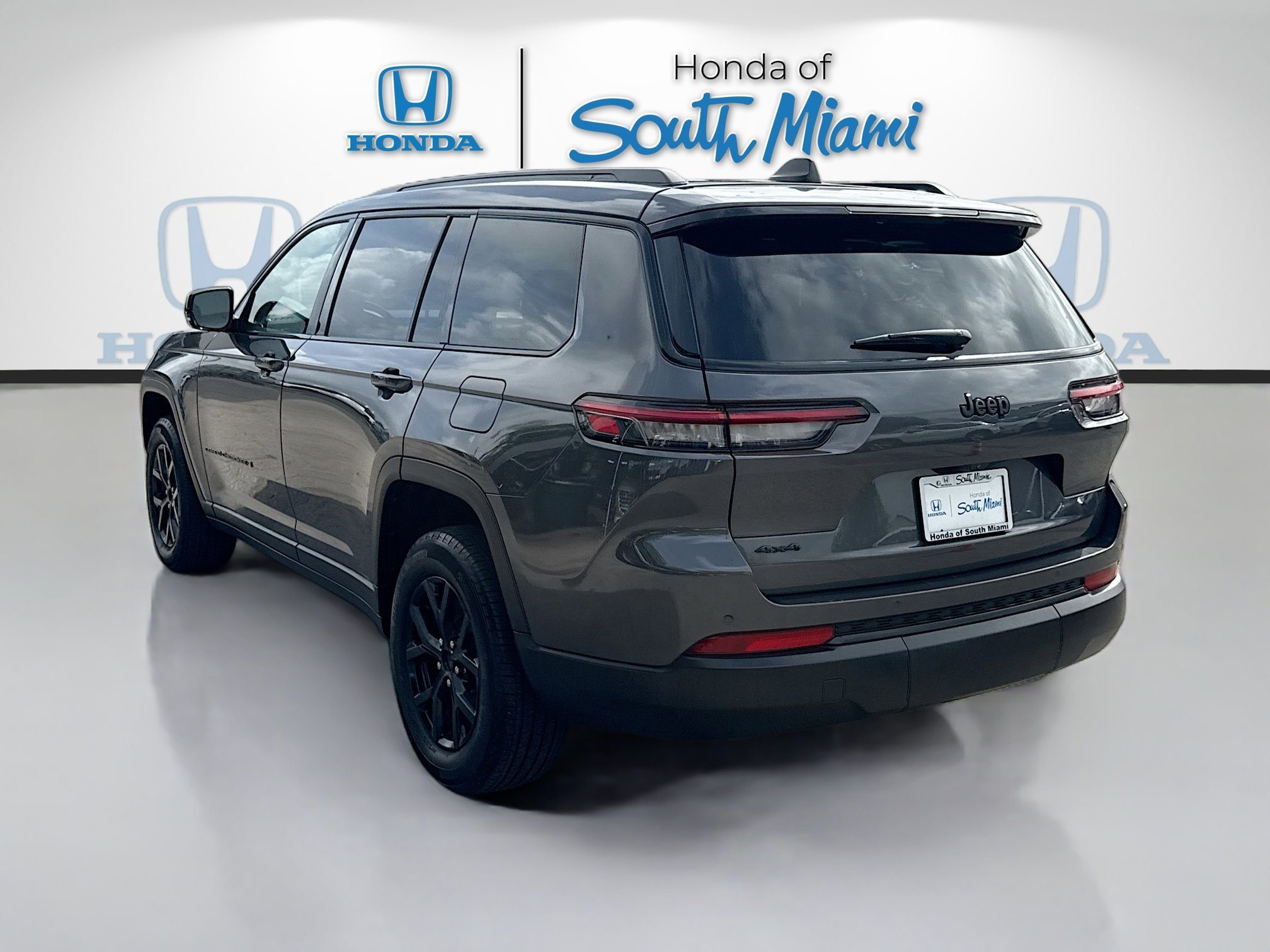 Used 2024 Baltic Gray Metallic Clearcoat Jeep Altitude image 5