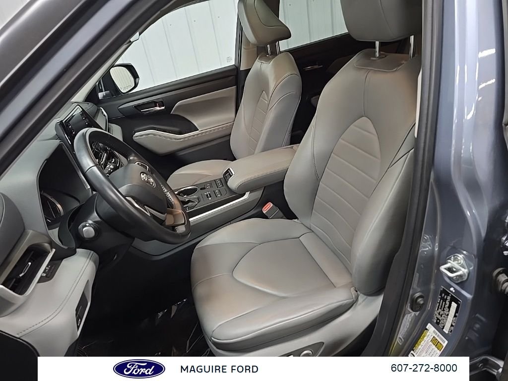 Used 2022 Moon Dust Toyota XLE image 33