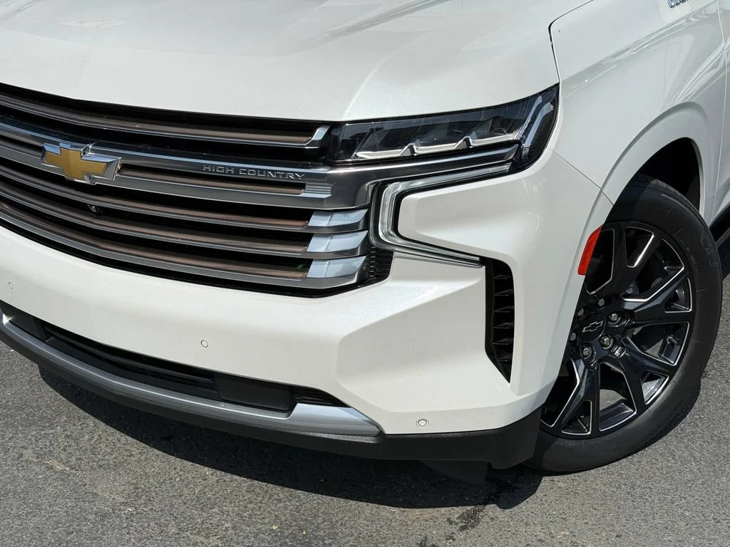 Used 2023 Iridescent Pearl Tricoat Chevrolet High Country image 3