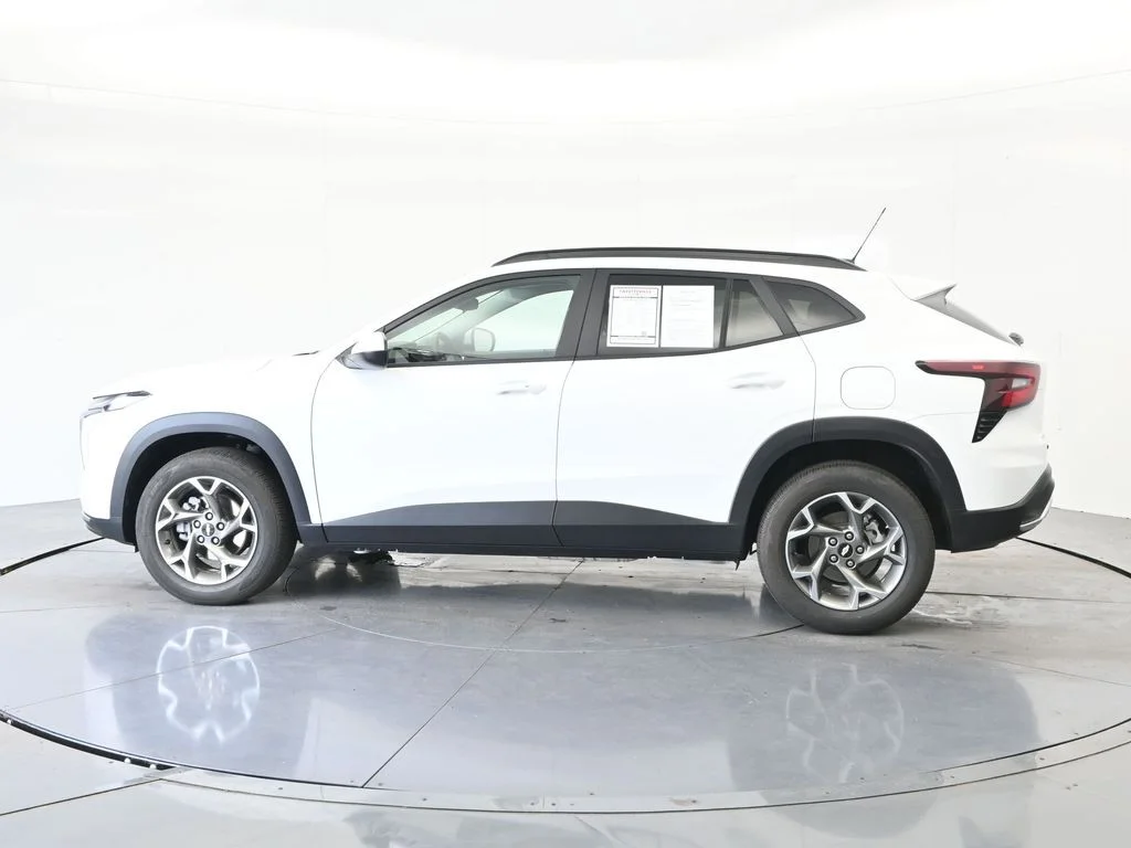 Used 2025 Summit White Chevrolet LT image 9