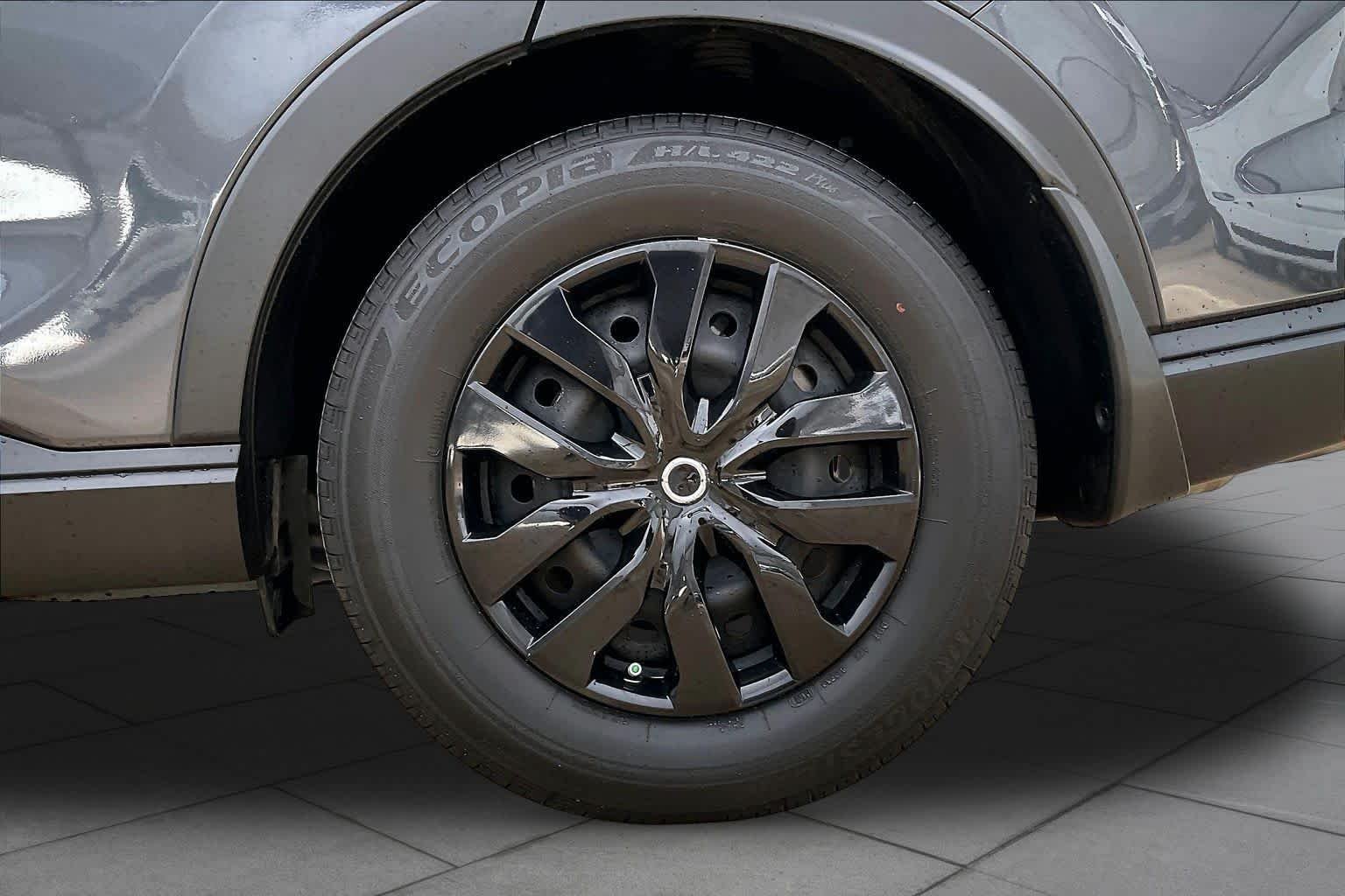 Used 2025 Meteorite Gray Metallic Honda LX image 12