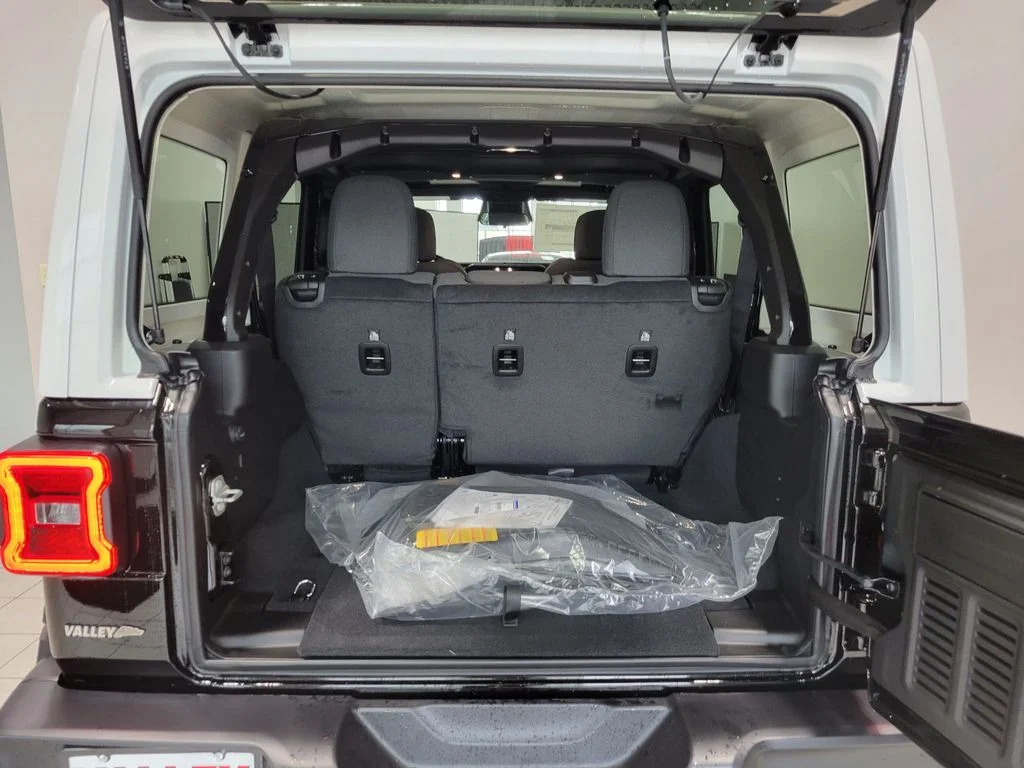 New 2026 Black Clear-Coat Exterior Paint Jeep Sahara image 9