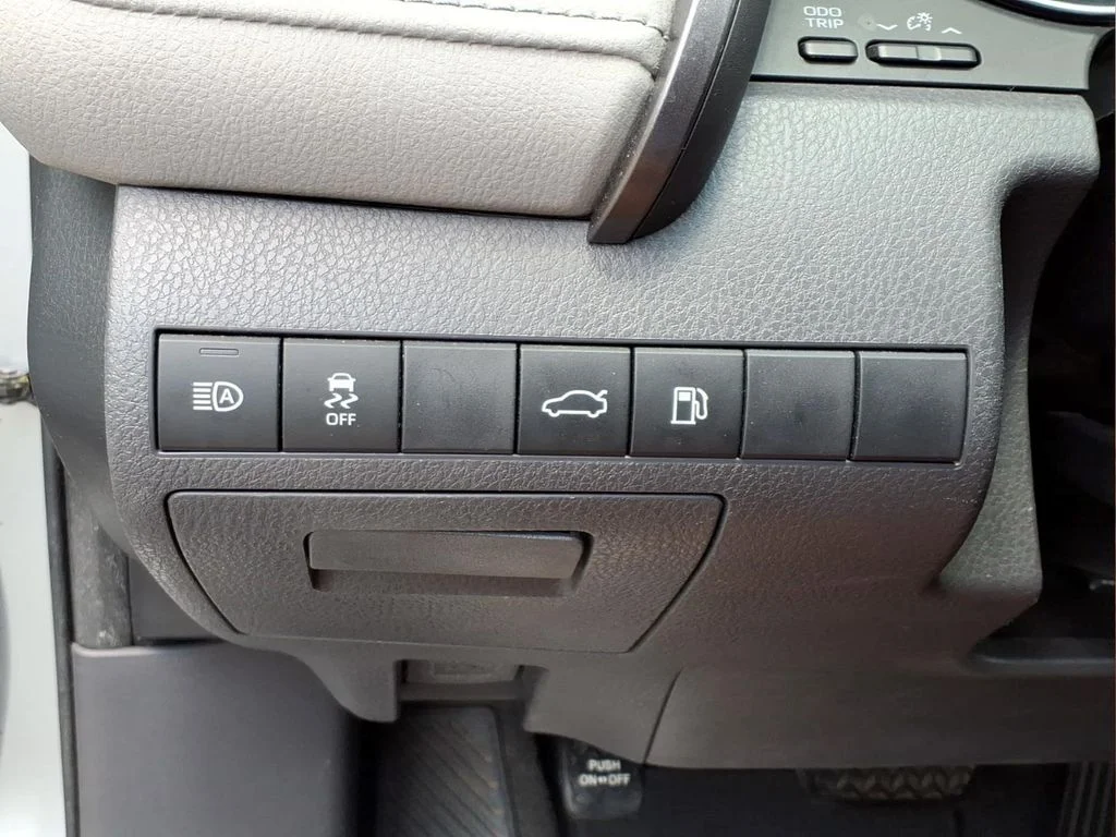 Used 2018 Silver Toyota LE image 14