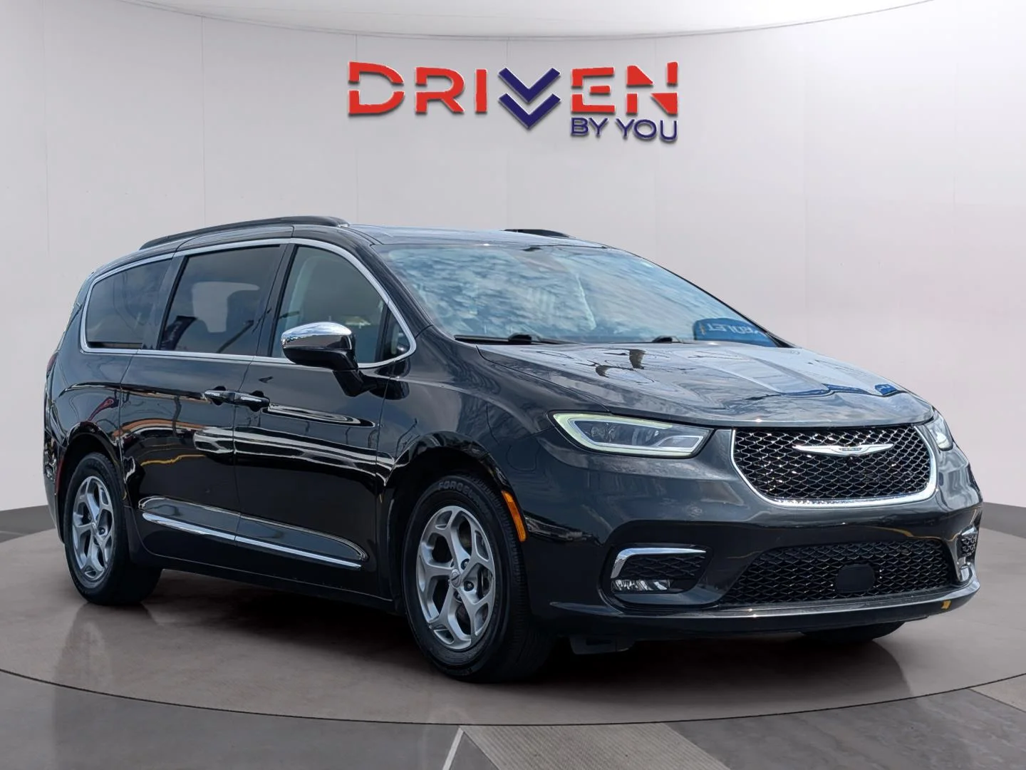 Used 2023 Brilliant Black Crystal Pearlcoat Chrysler Limited image 7