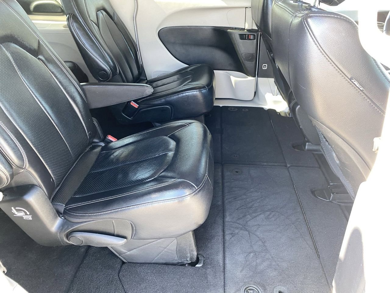 Used 2022 Bright White Chrysler Touring L image 11