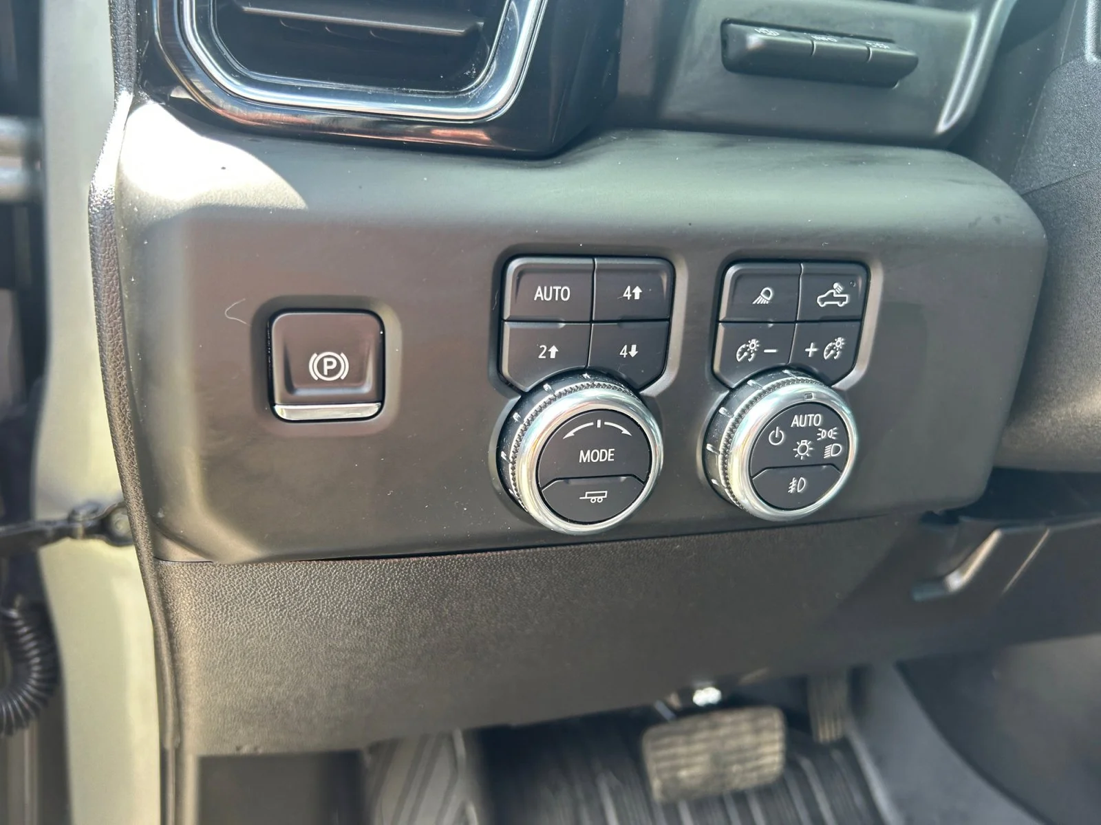 Used 2025 Gray GMC Denali Crew 6.6L DIESEL Leather Sunroof Nav 5th Wheel Prep Package image 16