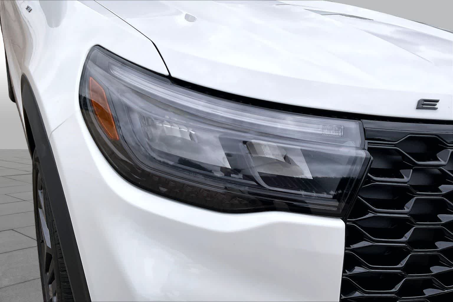 New 2026 Star White Metallic Tri-Coat Ford ST-Line image 13