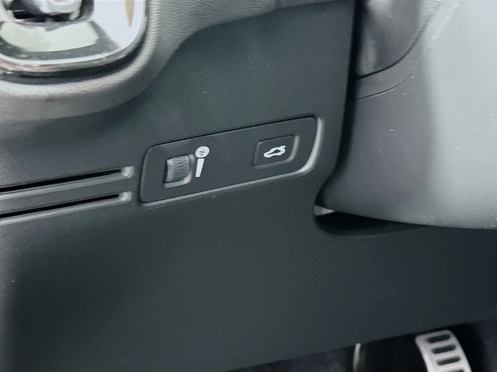 Used 2021 Black Volvo R-Design image 10