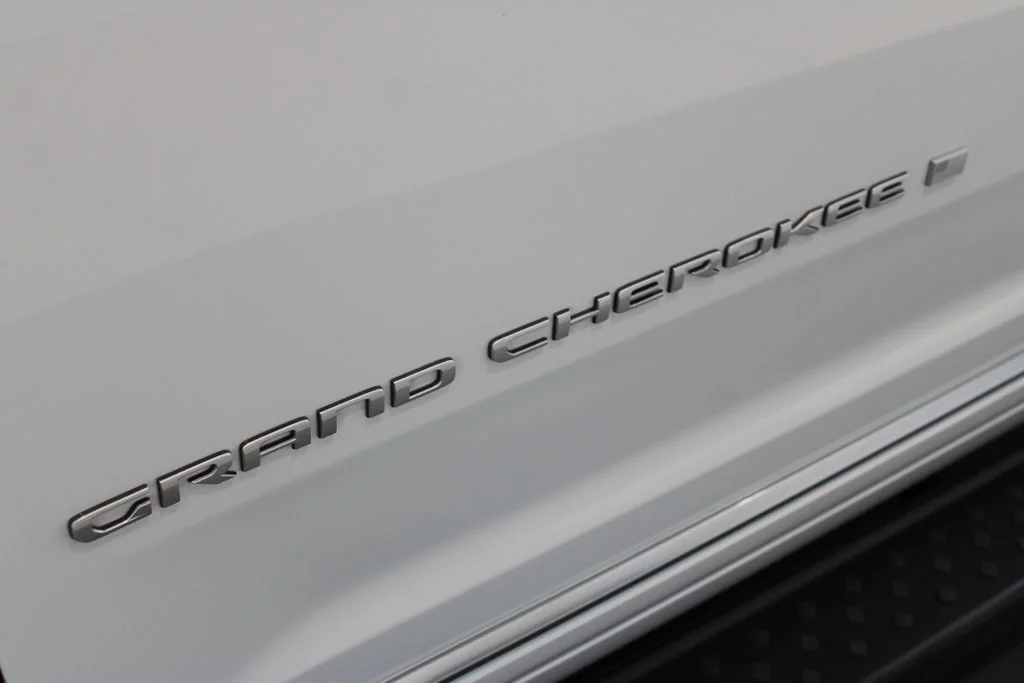 Used 2025 White Jeep Summit image 37