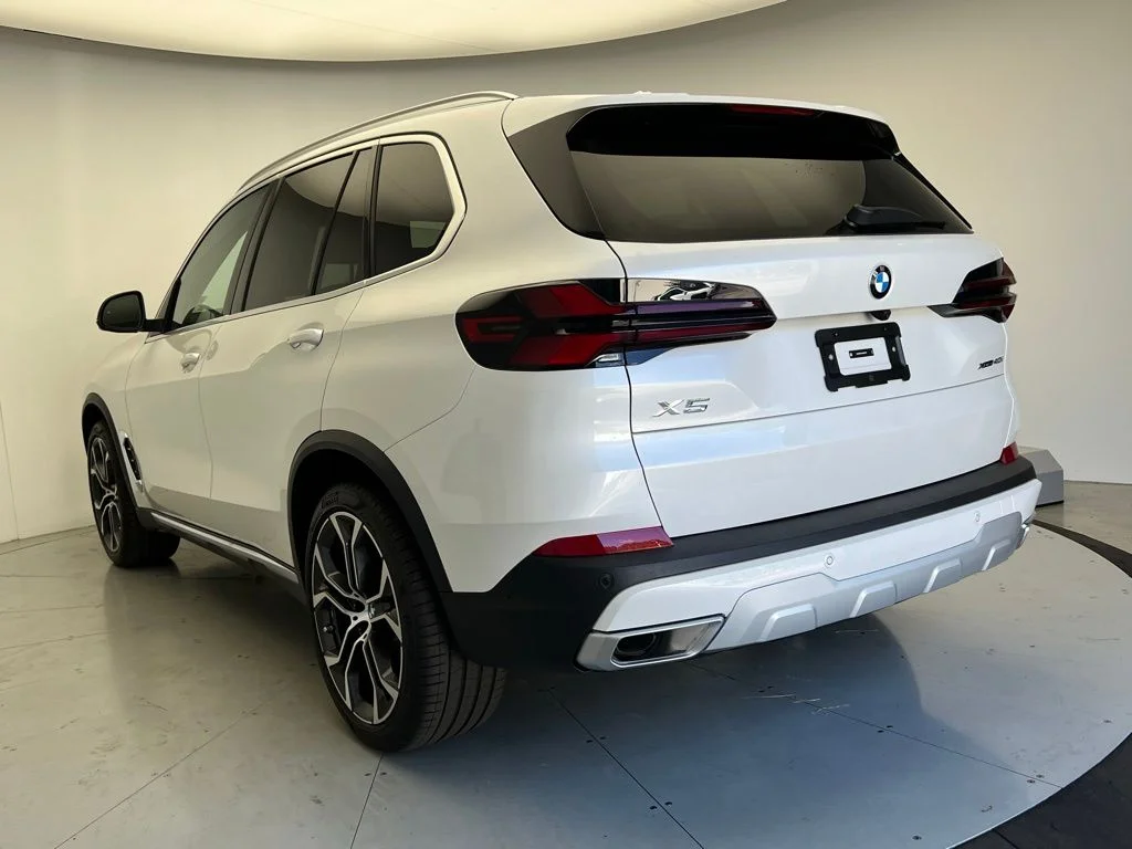 New 2026 Mineral White Metallic BMW xDrive40i image 4