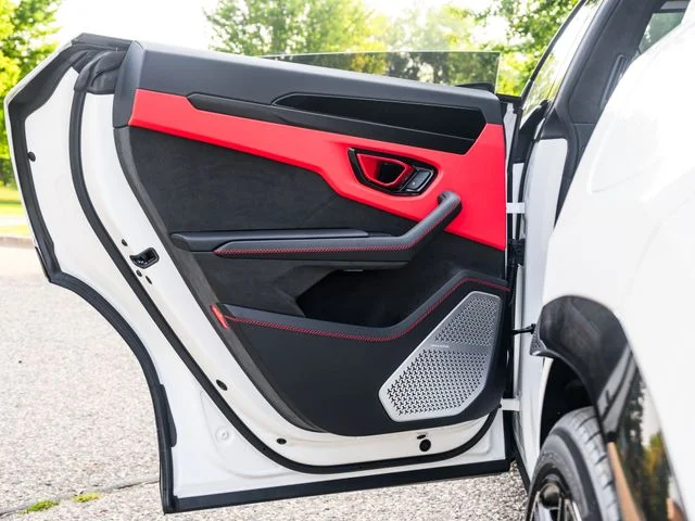 Used 2025  Lamborghini SE image 49