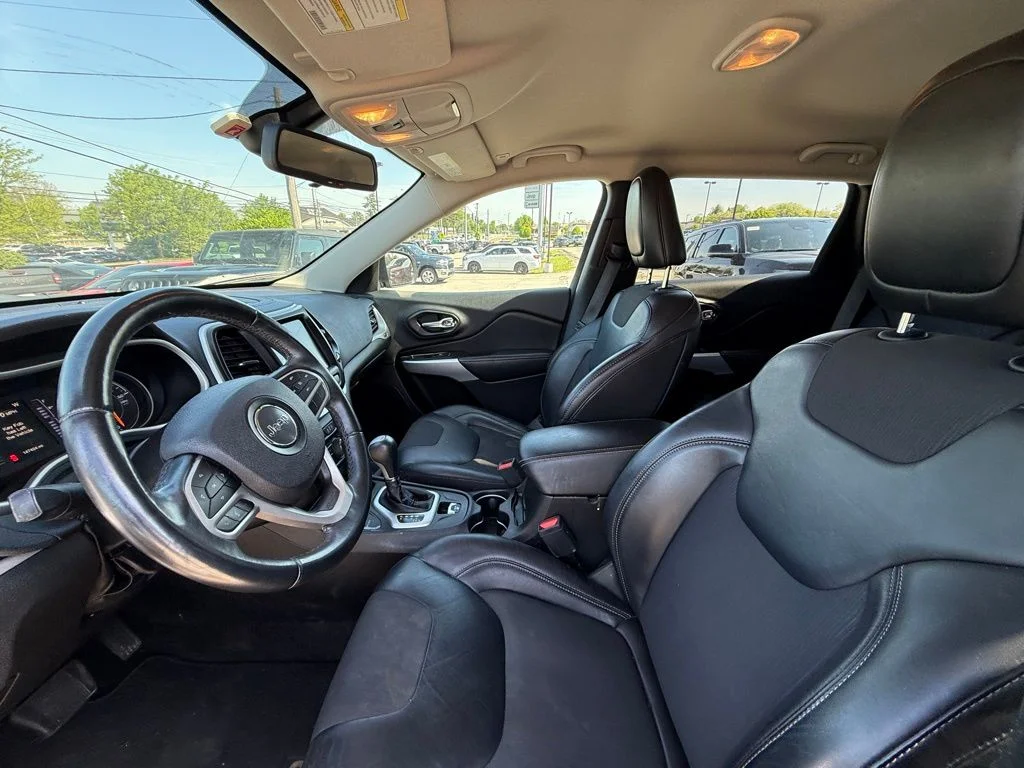 Used 2018 Black Jeep Latitude Plus image 12
