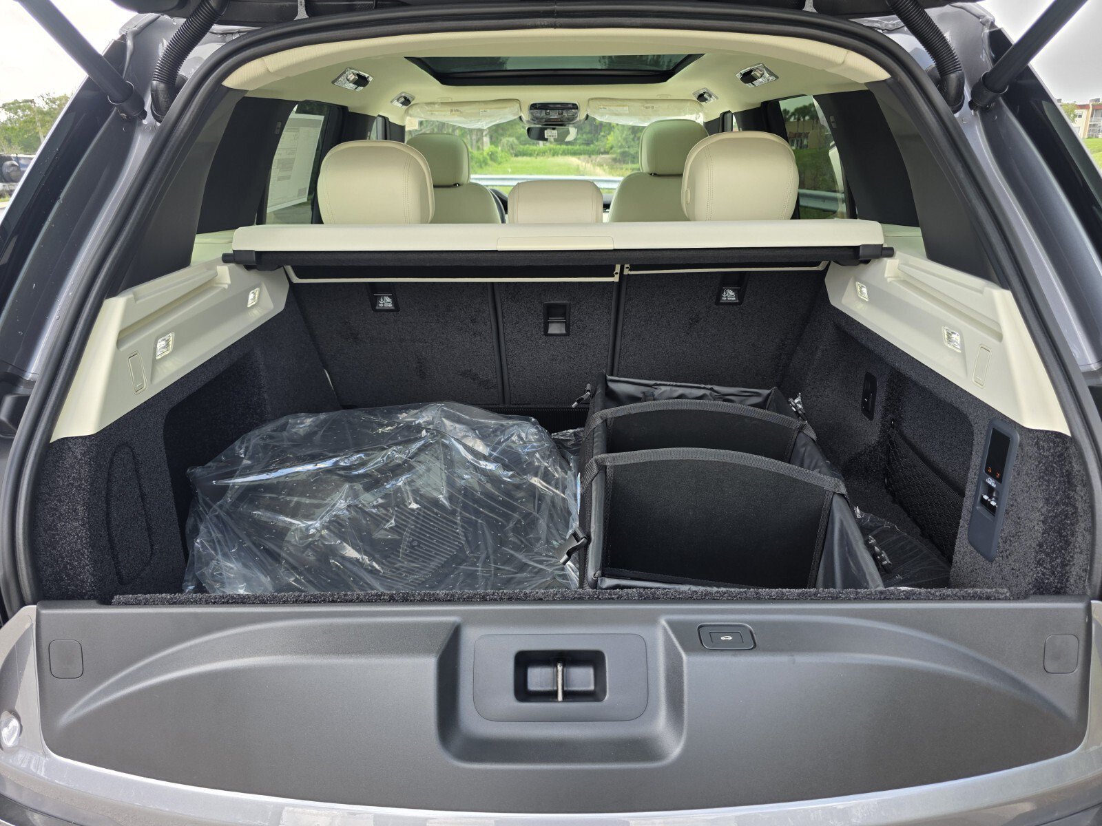 New 2027 Eiger Grey Land Rover P400 SE image 15