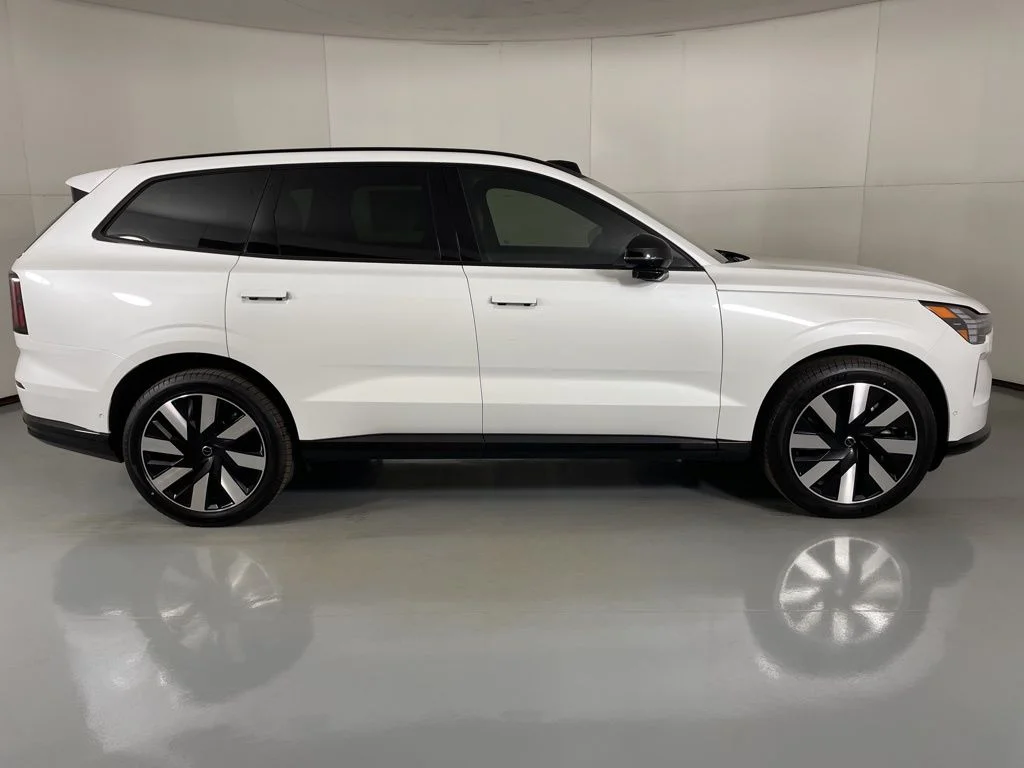 Used 2025 White Volvo Twin Motor Performance Plus image 9