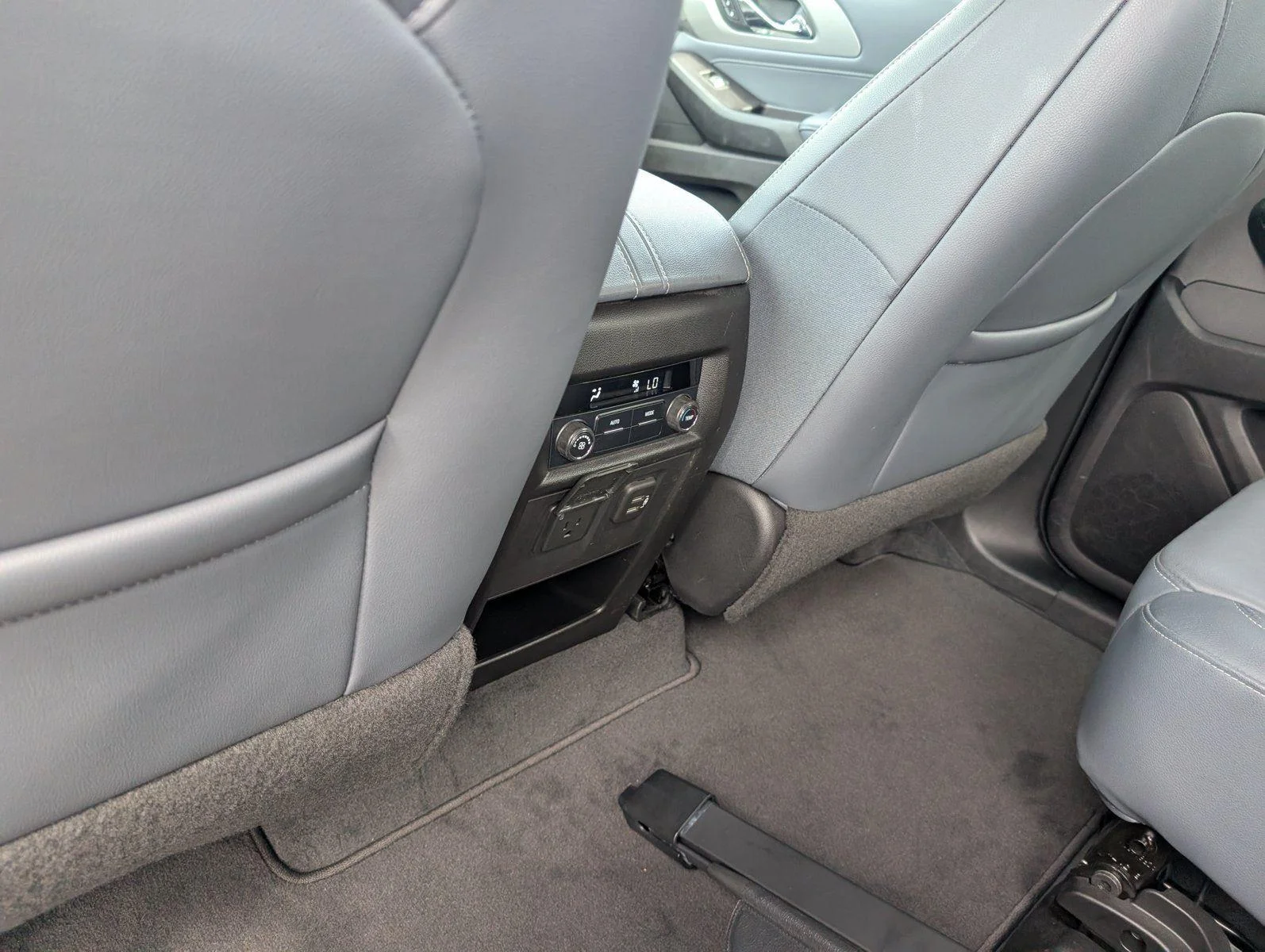 Used 2020 IRIDESCENT PEARL TRICOAT Chevrolet LT Leather image 31