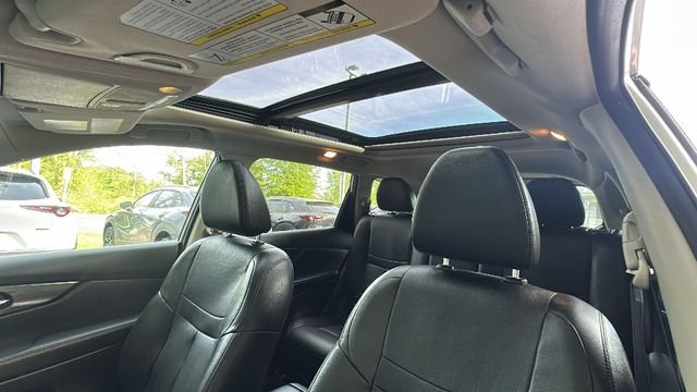 Used 2016 Silver Nissan SL image 19