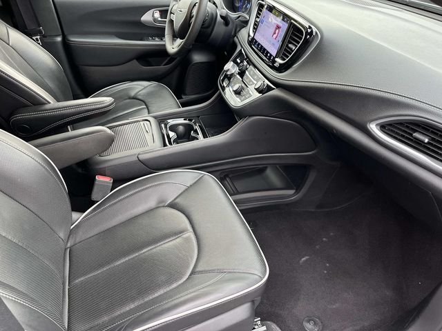 Used 2025 White Chrysler Limited image 22