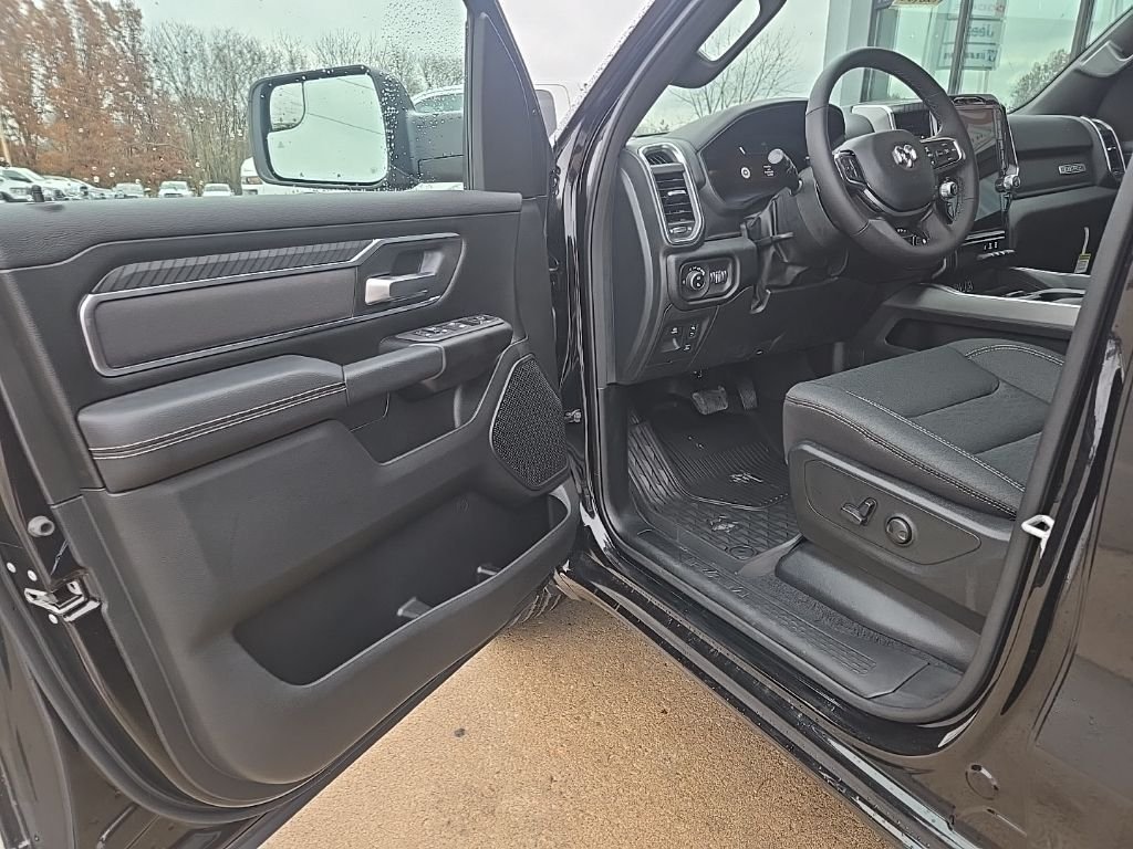New 2026 Diamond Black Crystal Pearl-Coat Exterior Paint RAM Big Horn/Lone Star image 37
