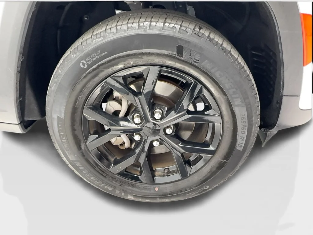 Used 2024 White/off-white Jeep Altitude image 13
