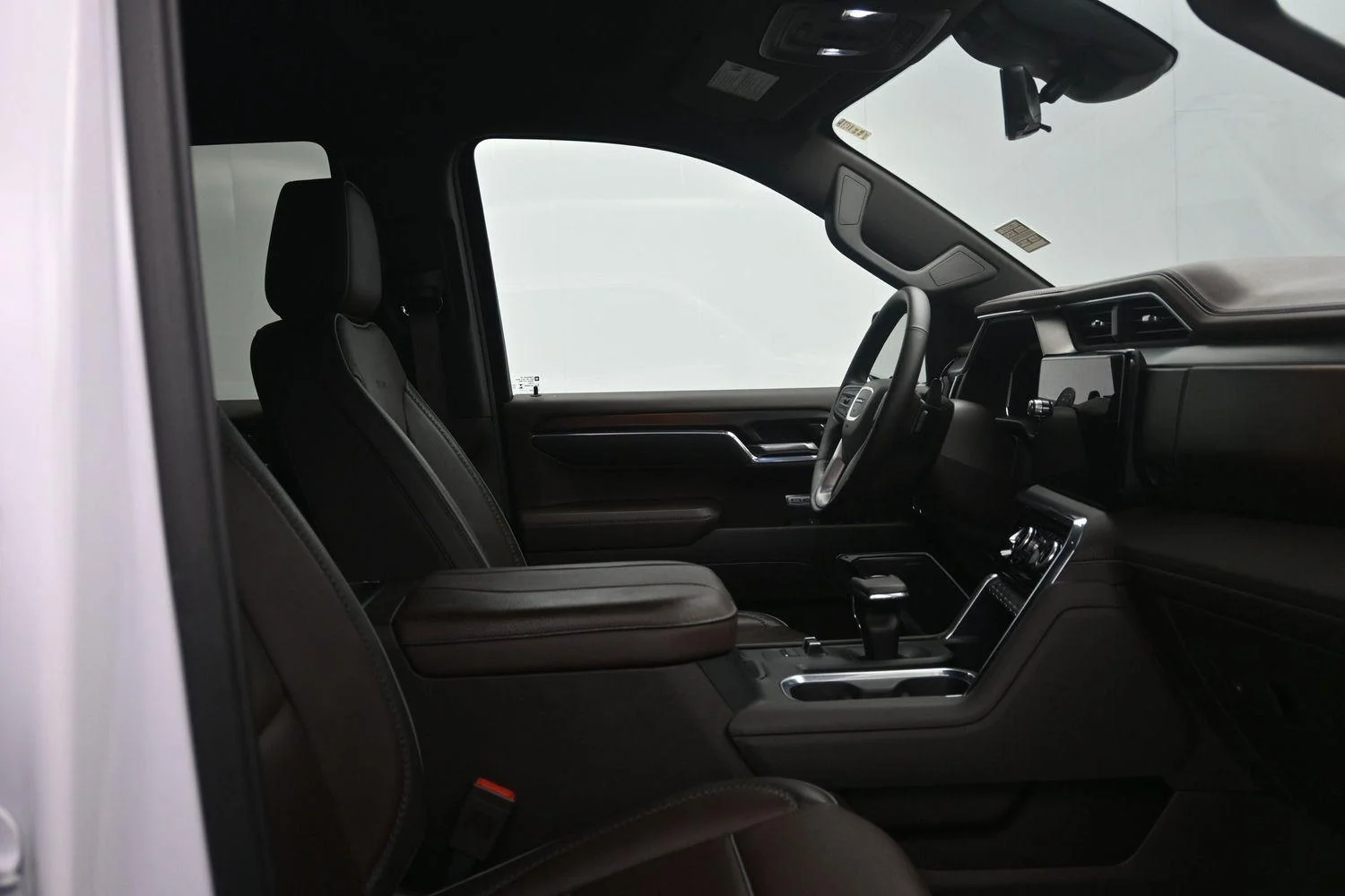 Used 2024 White Frost Tricoat GMC Denali image 13