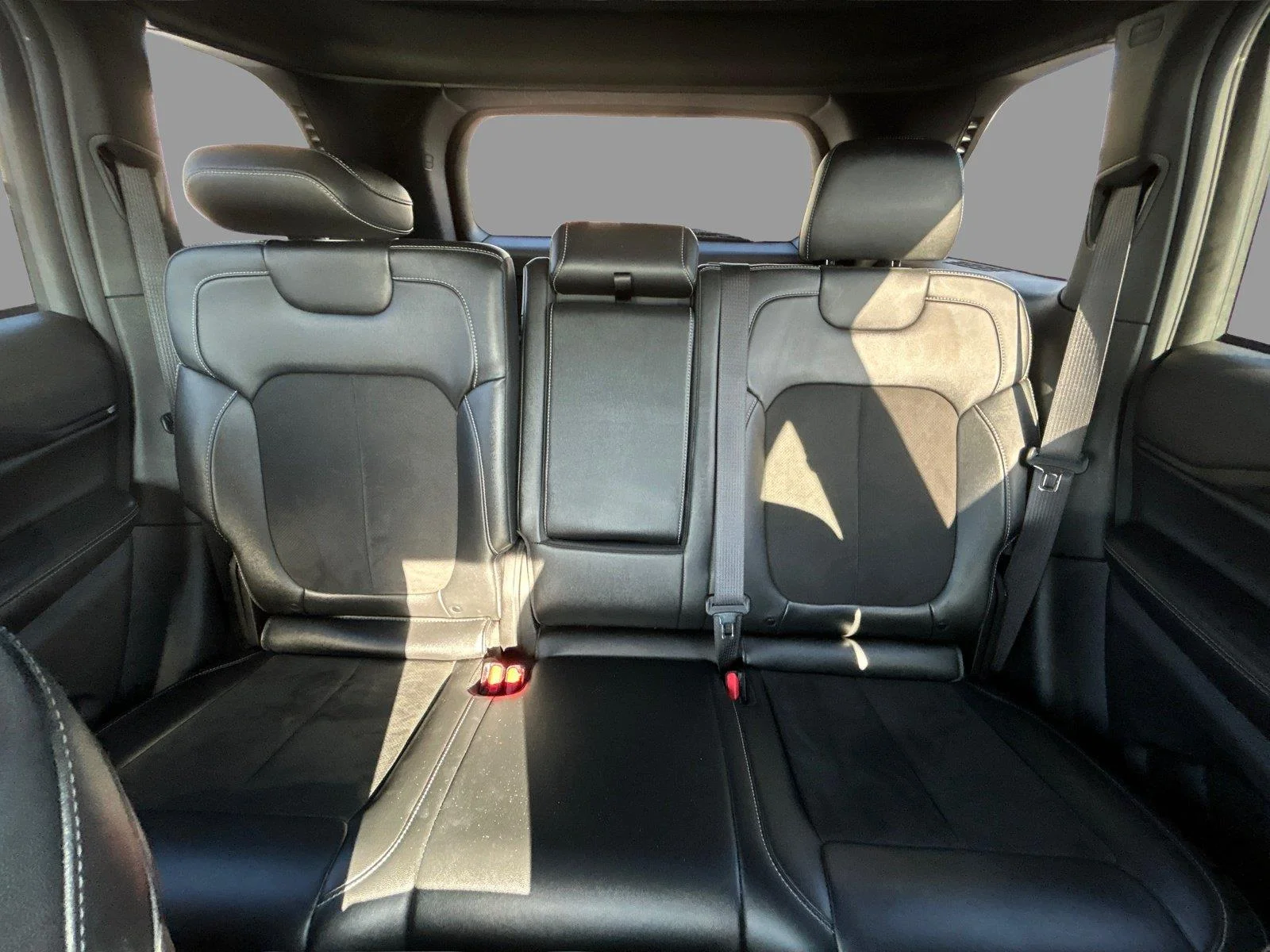 Used 2024 Diamond Black Crystal Pearlcoat Jeep Altitude image 31