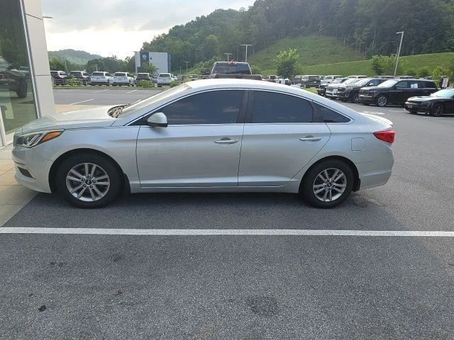 Used 2015 Silver Hyundai SE image 4