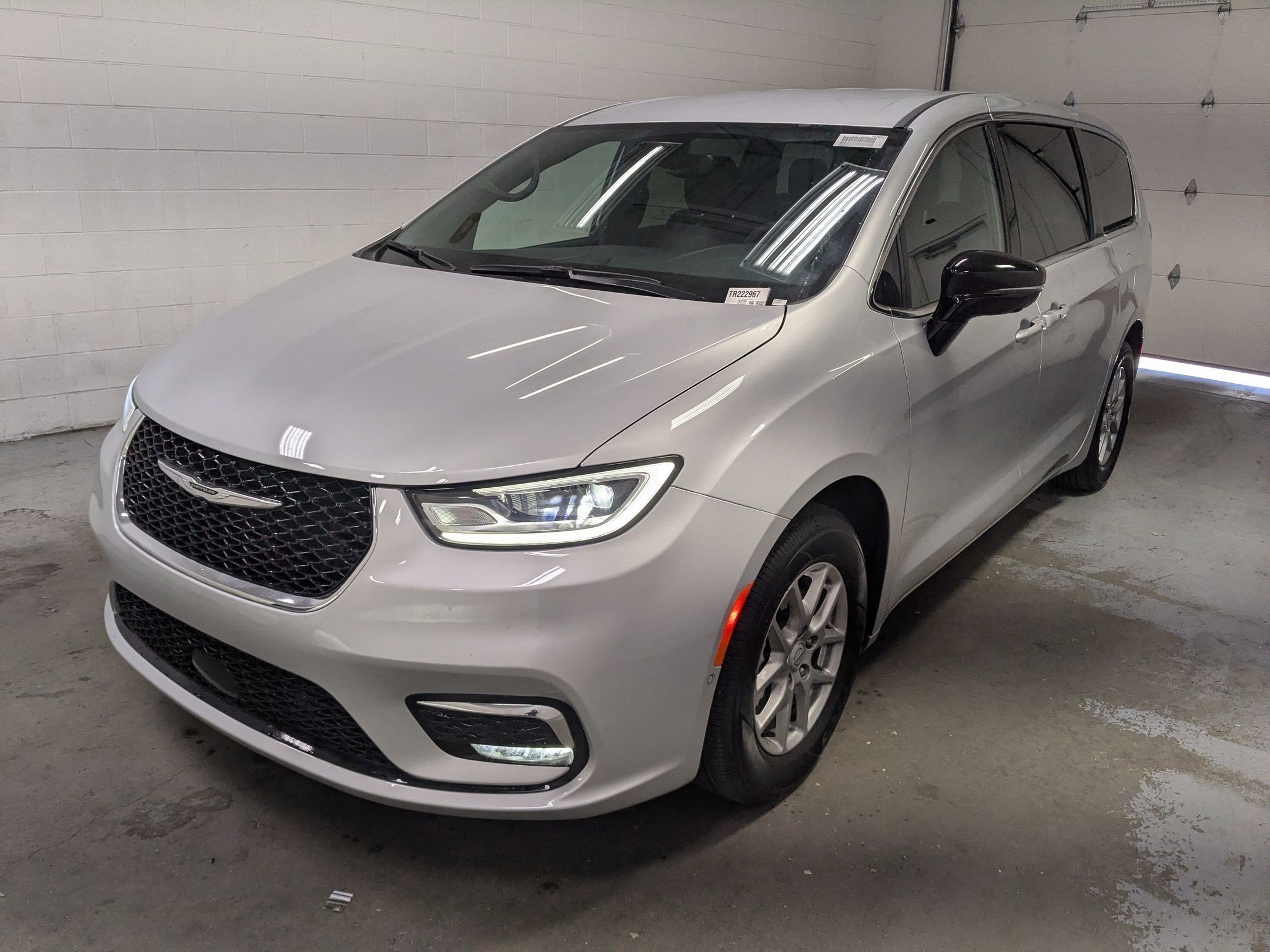 New 2026 Silver Mist Clear-Coat Exterior Paint Chrysler Select image 9