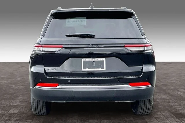 New 2026 Diamond Black Crystal Pearl-Coat Exterior Paint Jeep  image 4