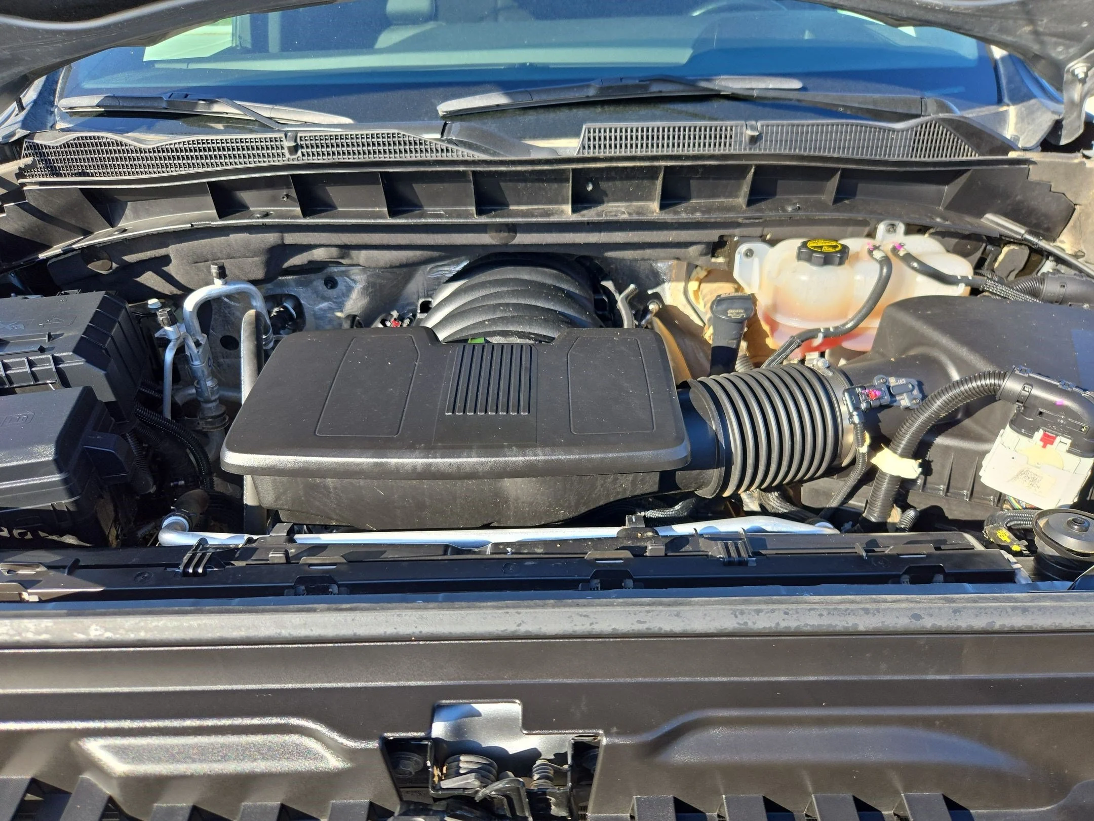 Used 2025 Sterling Metallic GMC AT4 image 33