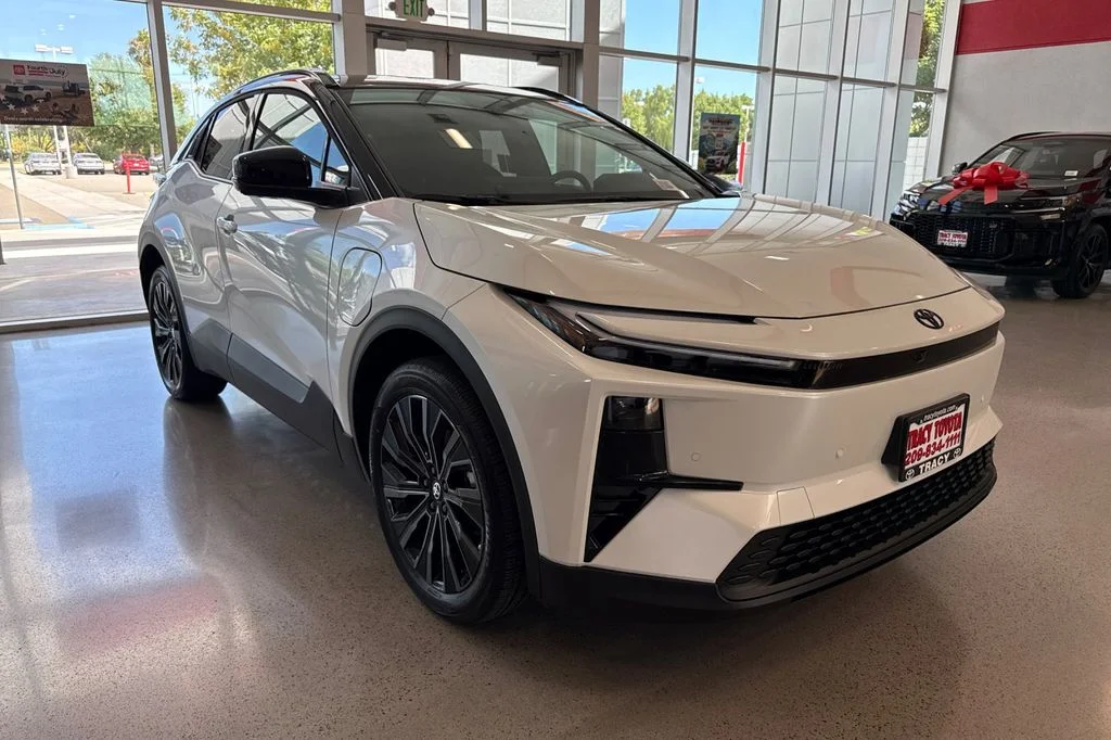 New 2026 Wind Chill Pearl with Midnight Black Metallic roof <sup>1</sup> Toyota  XSE image 2