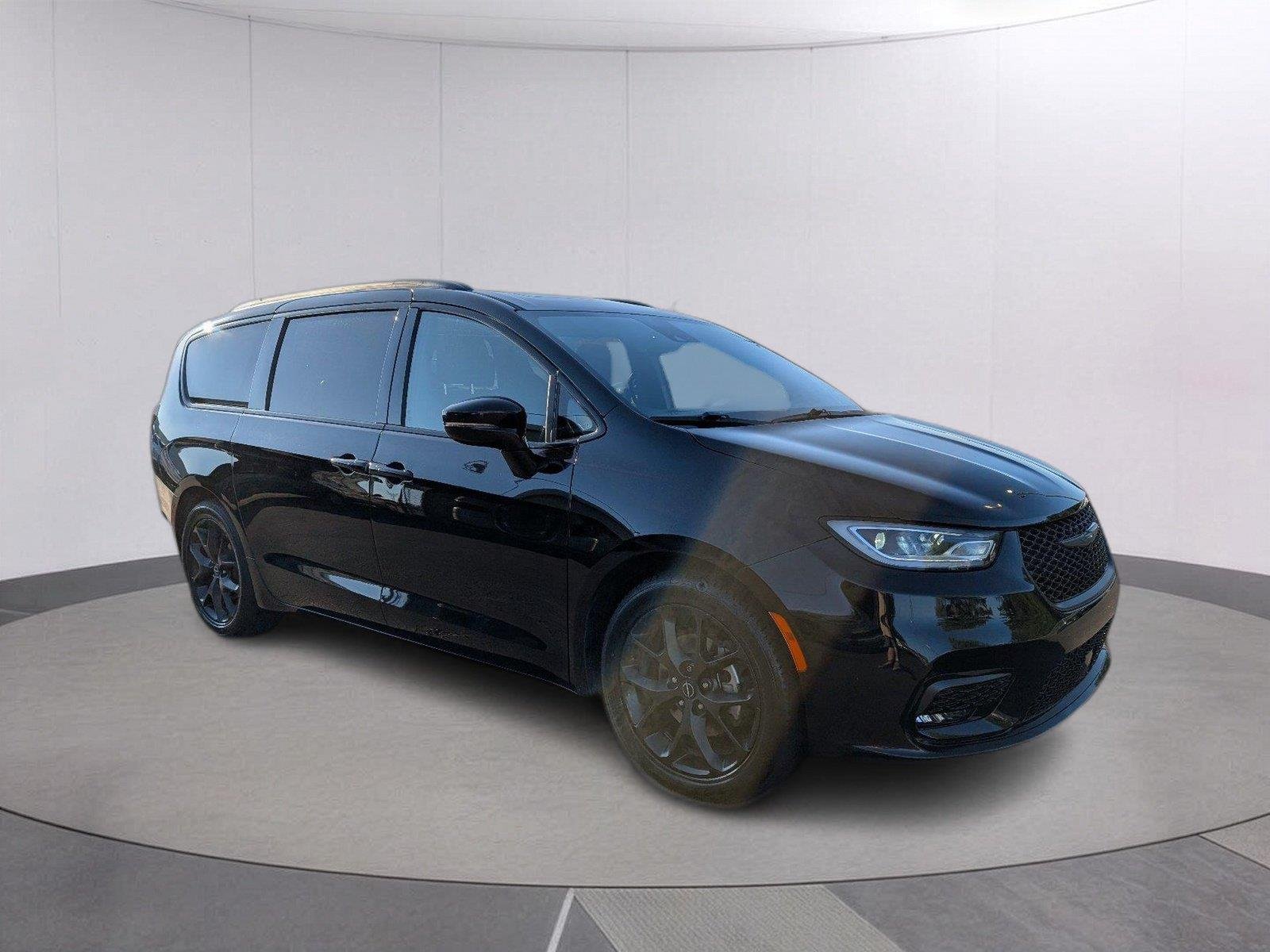 Used 2025 Diamond Black Crystal Pearlcoat Chrysler Limited image 9