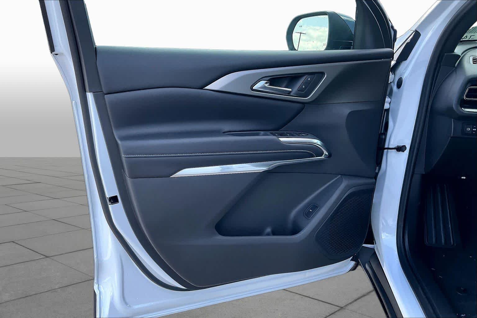 New 2027 Polar White Tricoat Chevrolet LT image 11
