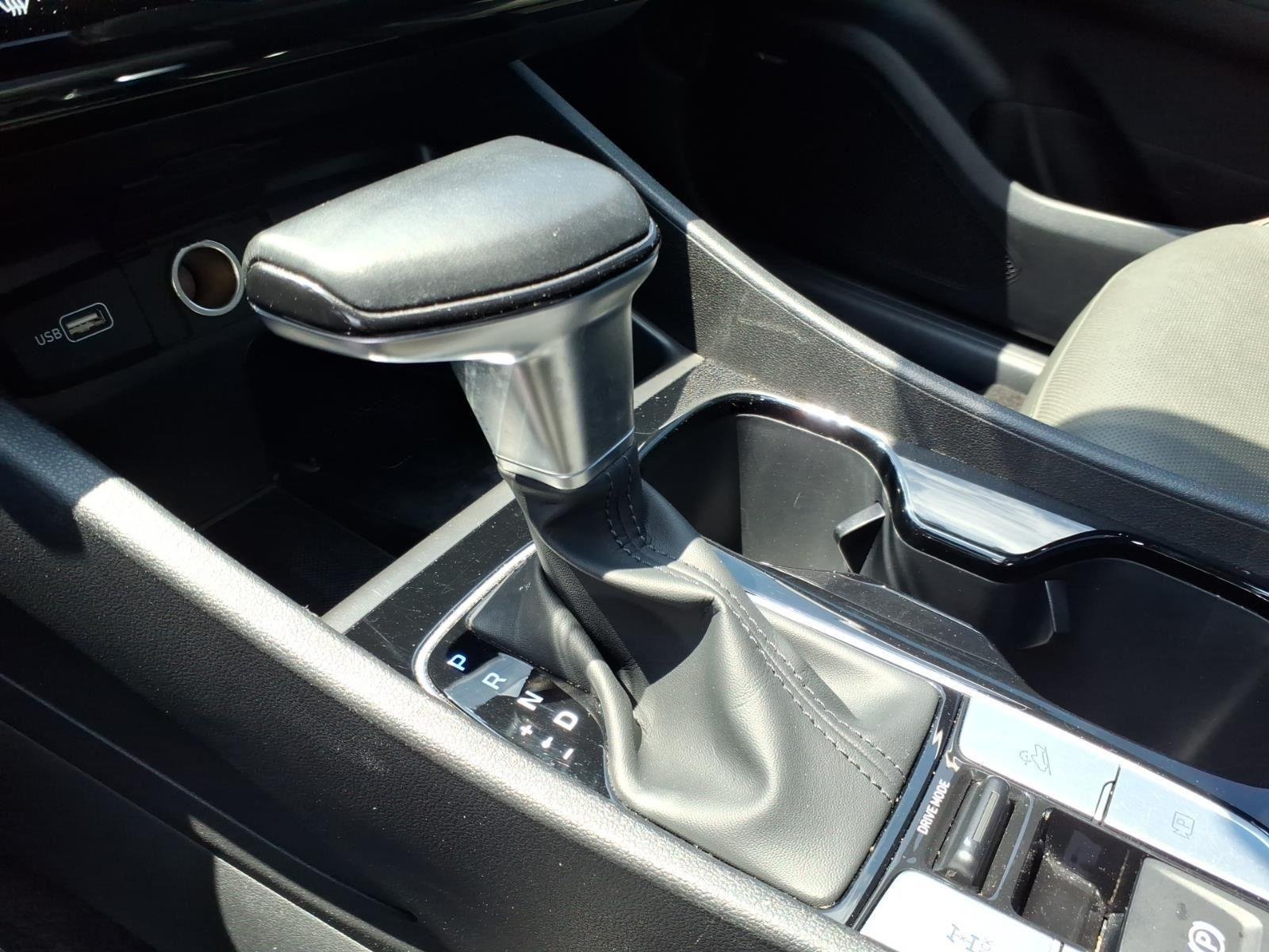 Used 2022 Ice White Hyundai Limited image 8