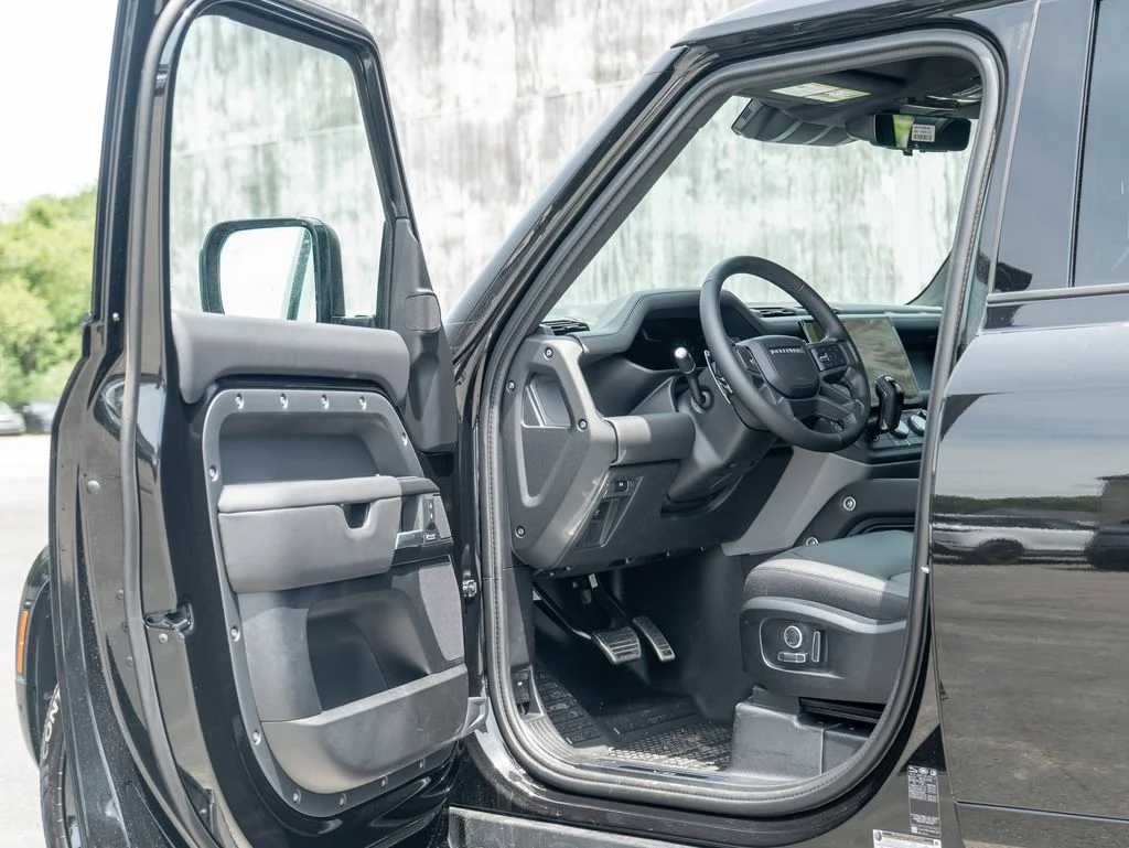 New 2026 Santorini Black Land Rover V8 image 10