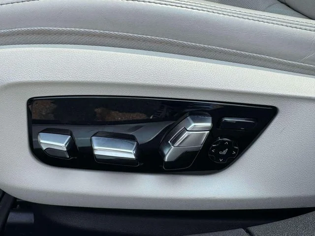 Used 2019 White BMW 750i xDrive image 25
