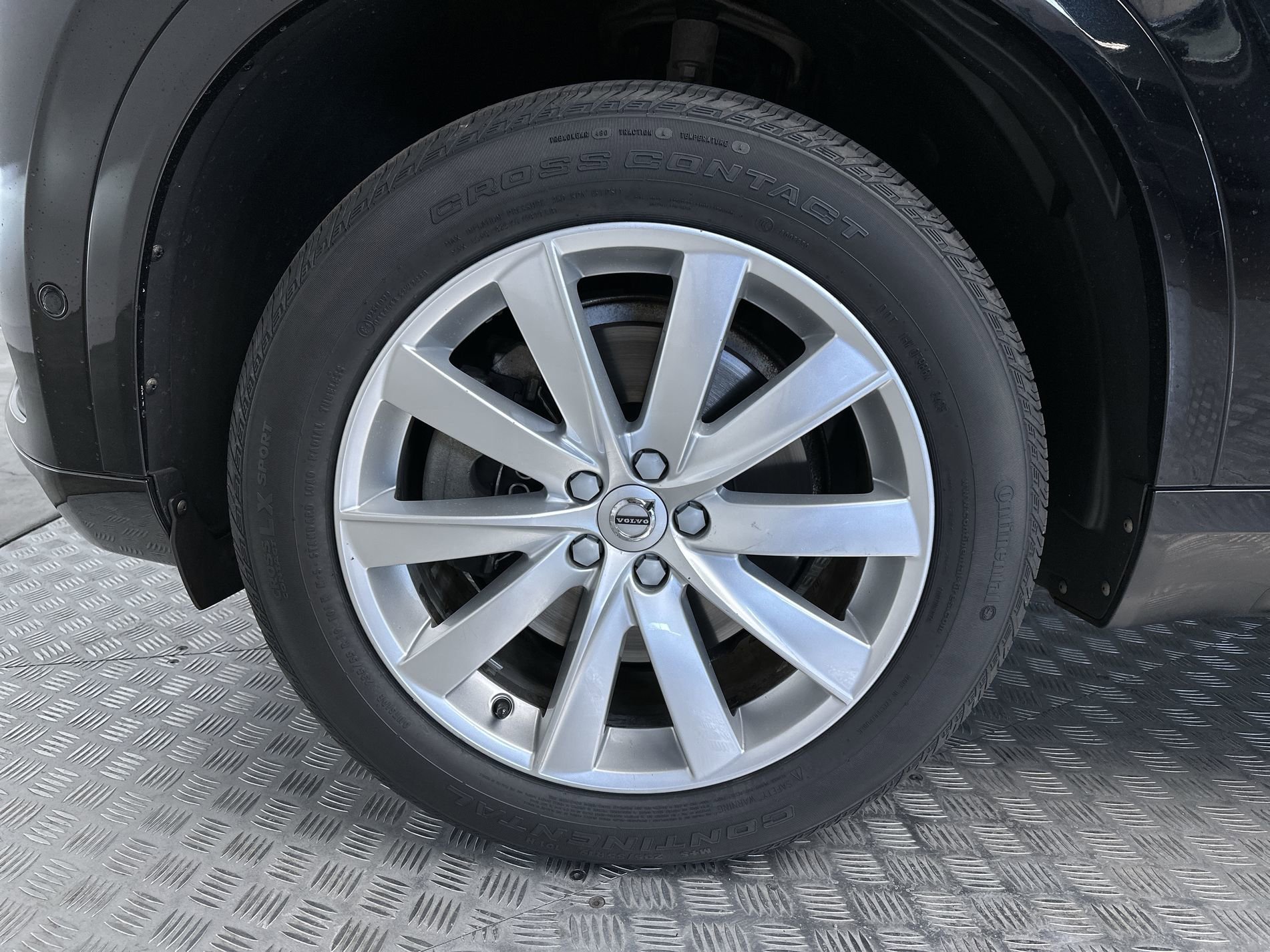 Used 2018 Onyx Black Metallic Volvo Momentum image 27