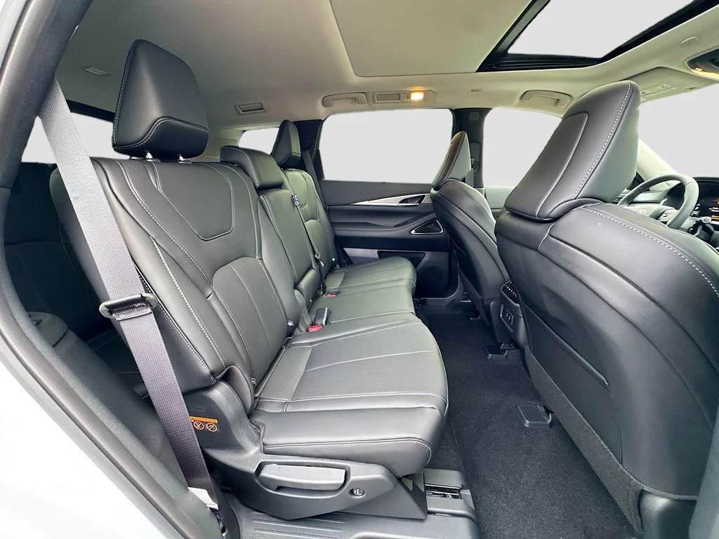 Certified Used 2026 White INFINITI LUXE image 31