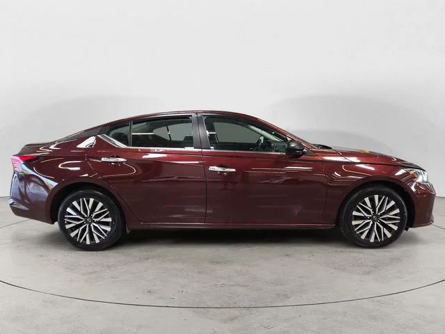 Used 2025  Nissan 2.5 SV image 4