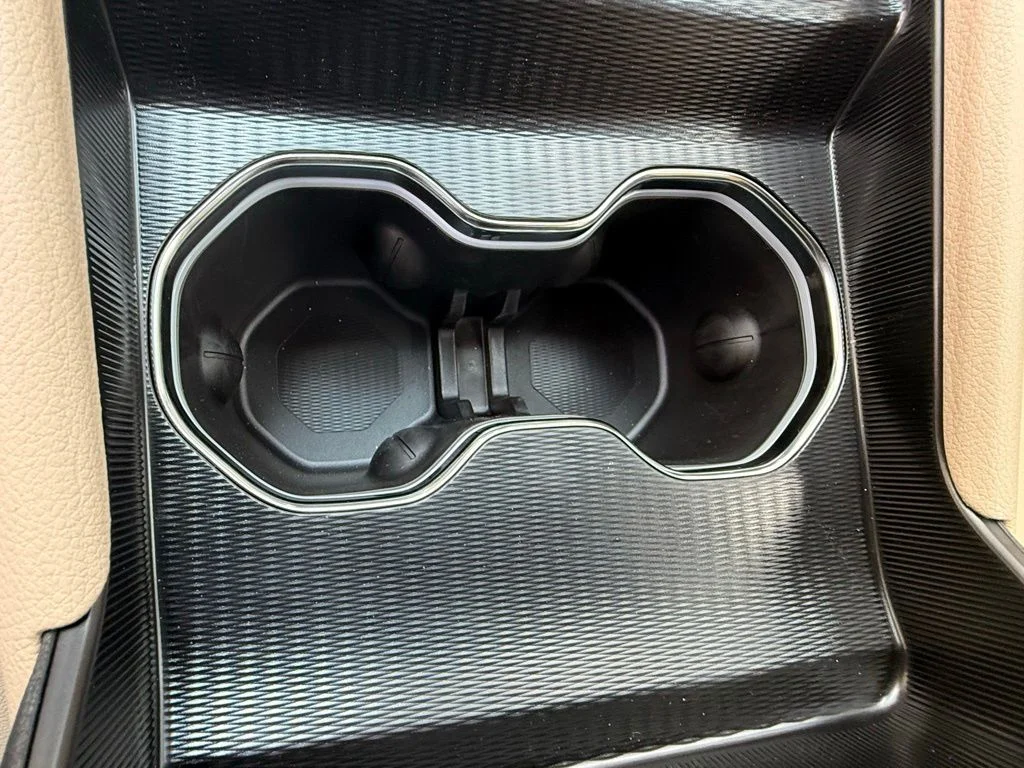 New 2026 Diamond Black Crystal Pearl-Coat Exterior Paint Jeep Limited image 17