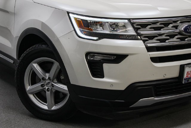 Used 2018 White Platinum Clearcoat Metallic Ford XLT image 2