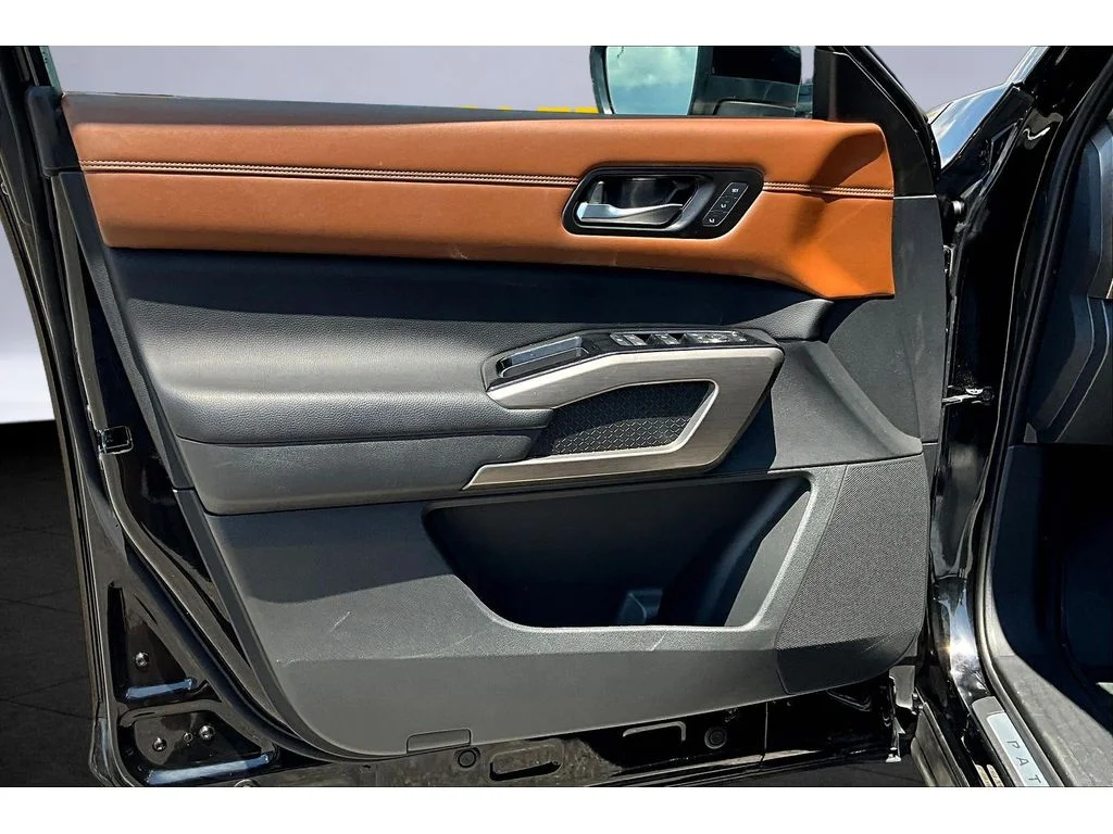 Used 2023  Nissan Platinum image 17