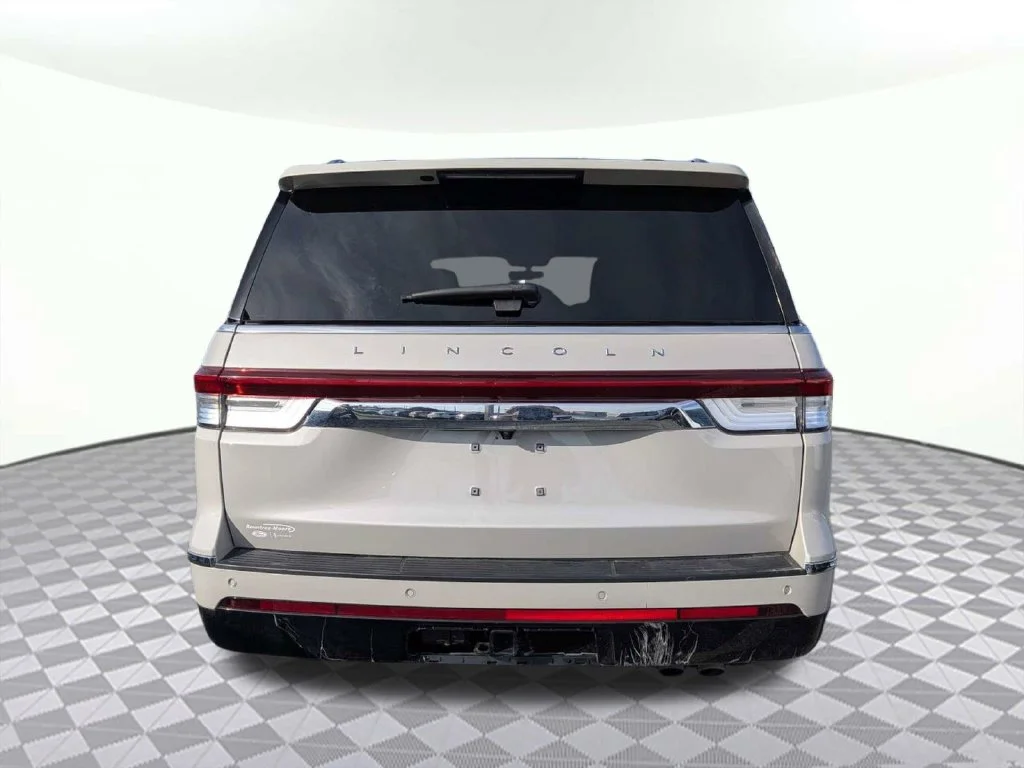 Used 2024 Pearl Metallic Lincoln Reserve image 4