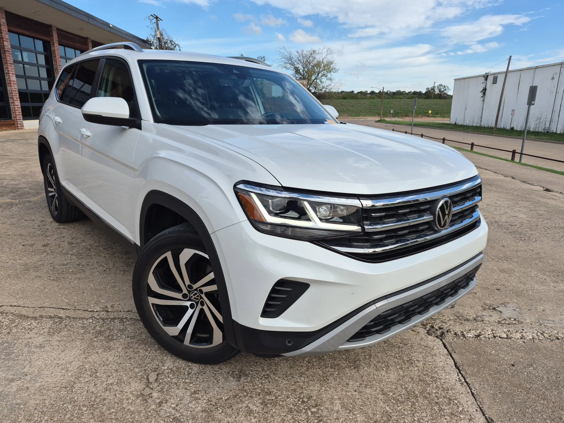 Used 2023 White Volkswagen SEL image 3