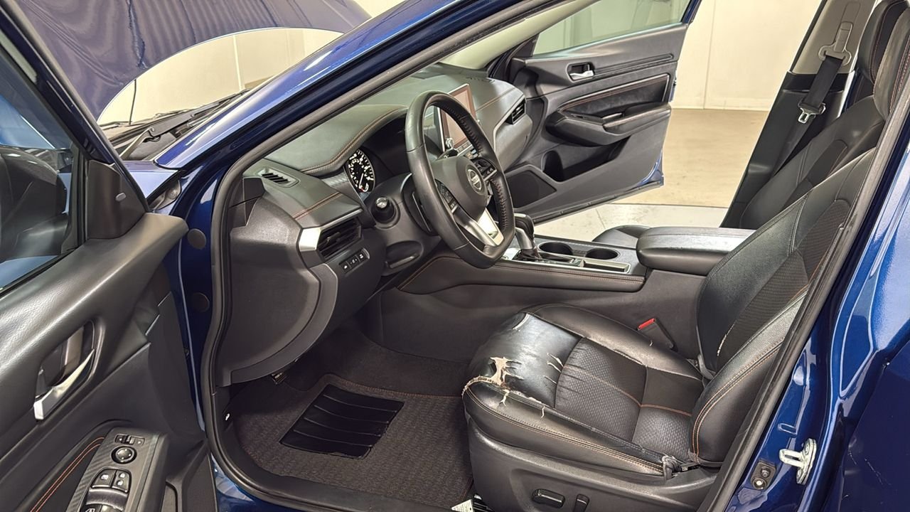 Used 2020 Blue Nissan 2.5 SR image 12