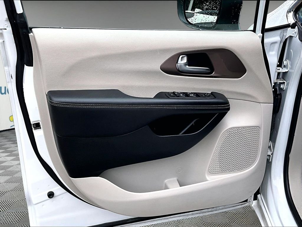 Used 2023 White Chrysler LX image 9