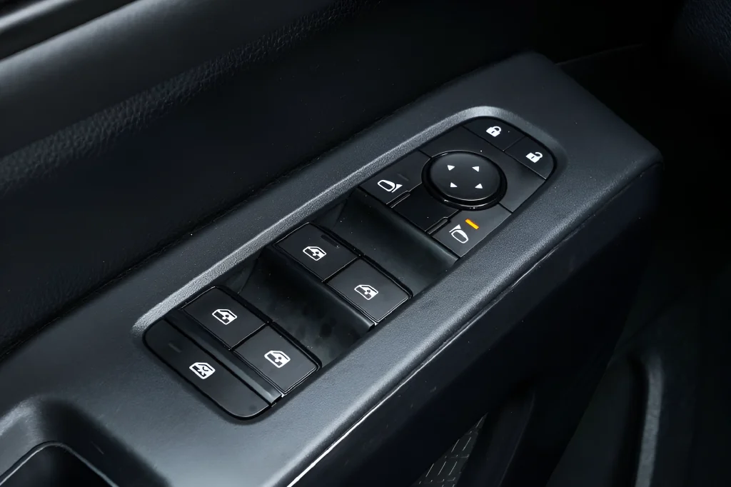 2024 Nissan Pathfinder SV - Photo 27