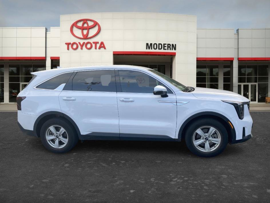 Used 2025 Glacial White Pearl Kia LX image 10