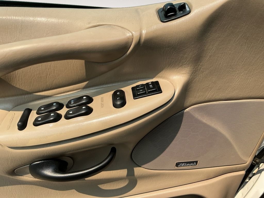 Used 2000 White Ford Eddie Bauer image 10