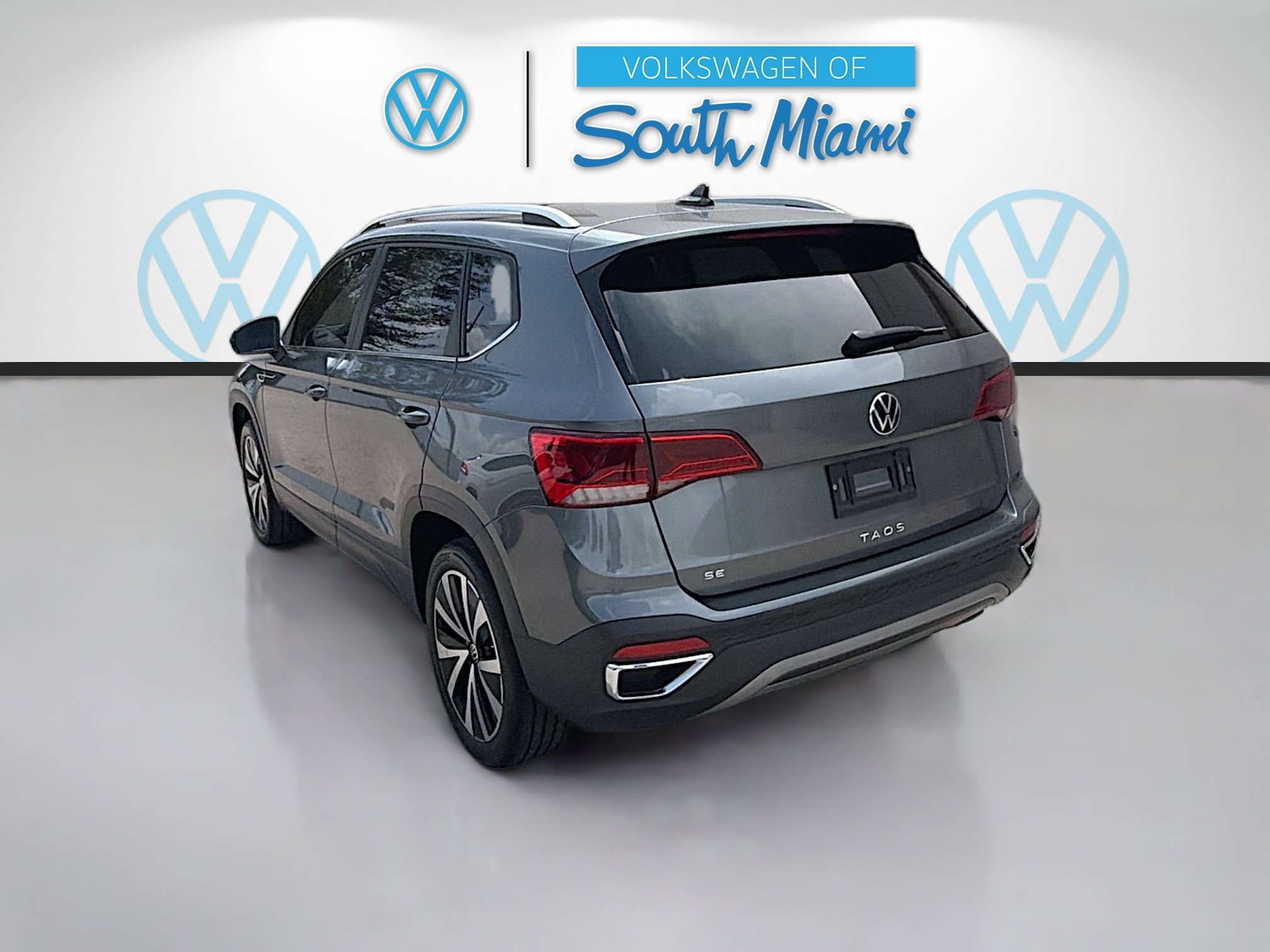 Certified Used 2023 Platinum Gray Metallic Volkswagen SE image 5